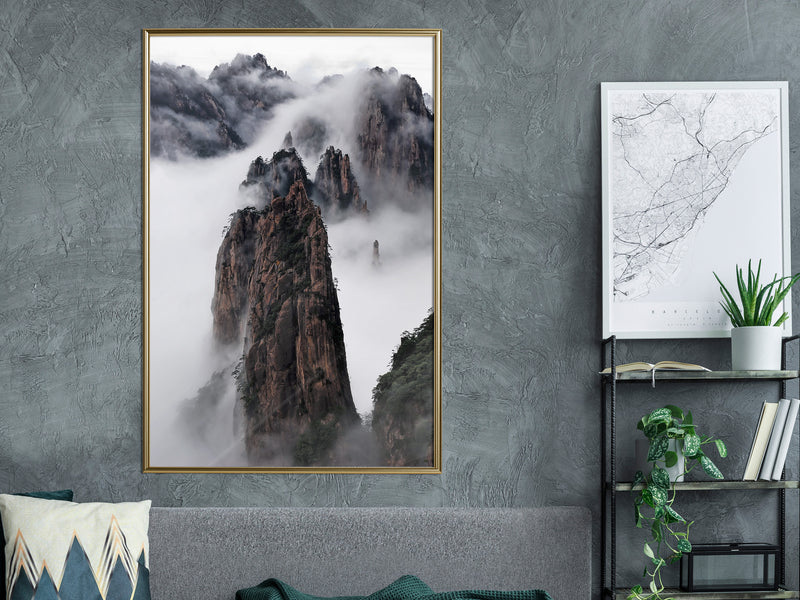 Poster - Clouds Pierced by Mountain Peaks  - goud