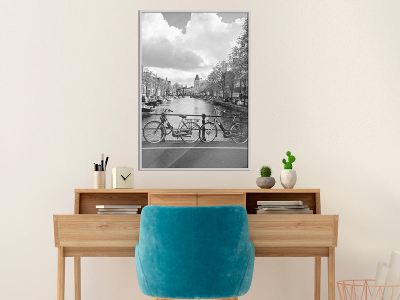 Poster - Bicycles Against Canal  - wit