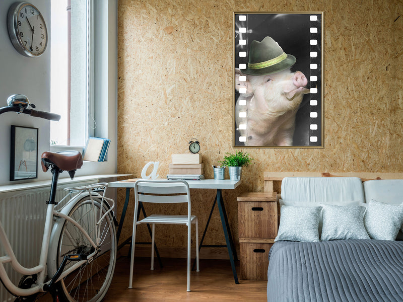 Poster - Dressed Up Piggy  - goud