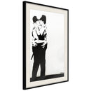 Poster - Banksy: Kissing Coppers II  - zwart passepartout