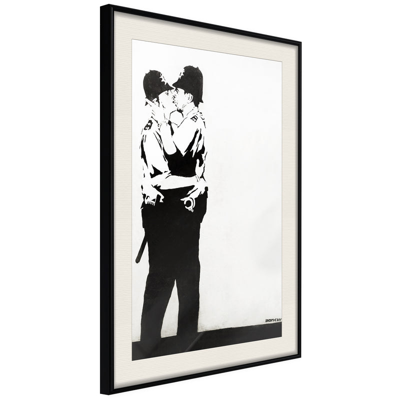 Poster - Banksy: Kissing Coppers II  - zwart passepartout