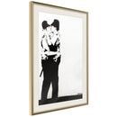 Poster - Banksy: Kissing Coppers II  - goud passepartout