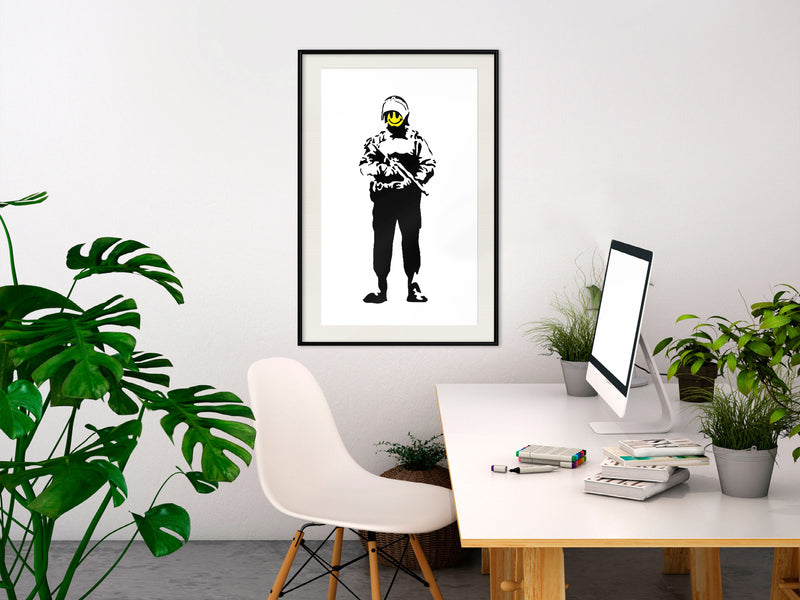 Poster - Banksy: Smiling Copper  - zwart passepartout