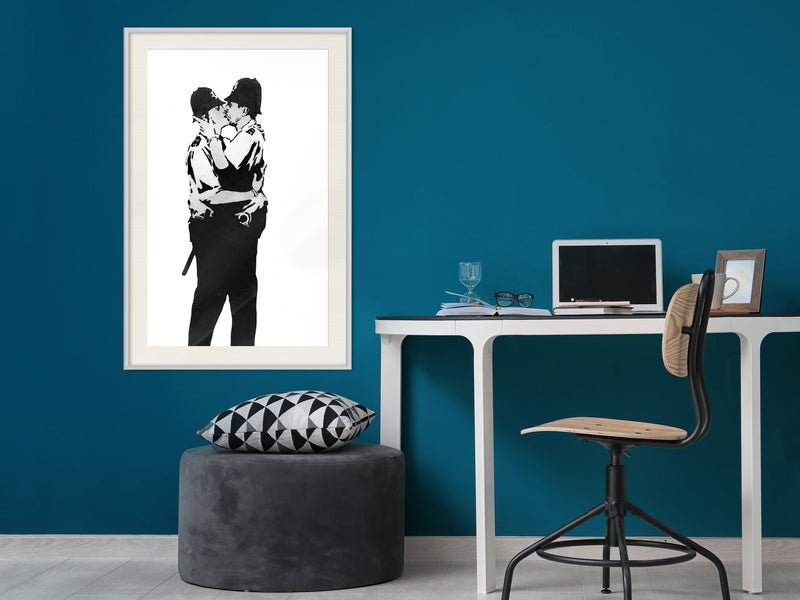 Poster - Banksy: Kissing Coppers I  - wit passepartout