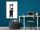 Poster - Banksy: Kissing Coppers I  - goud passepartout
