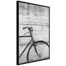 Poster - Bicycle Leaning Against the Wall  - zwart