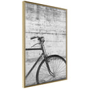 Poster - Bicycle Leaning Against the Wall  - goud