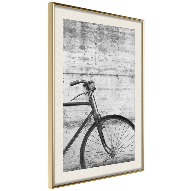 Poster - Bicycle Leaning Against the Wall  - goud passepartout