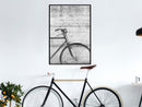 Poster - Bicycle Leaning Against the Wall  - zwart