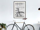 Poster - Bicycle Leaning Against the Wall  - zwart passepartout