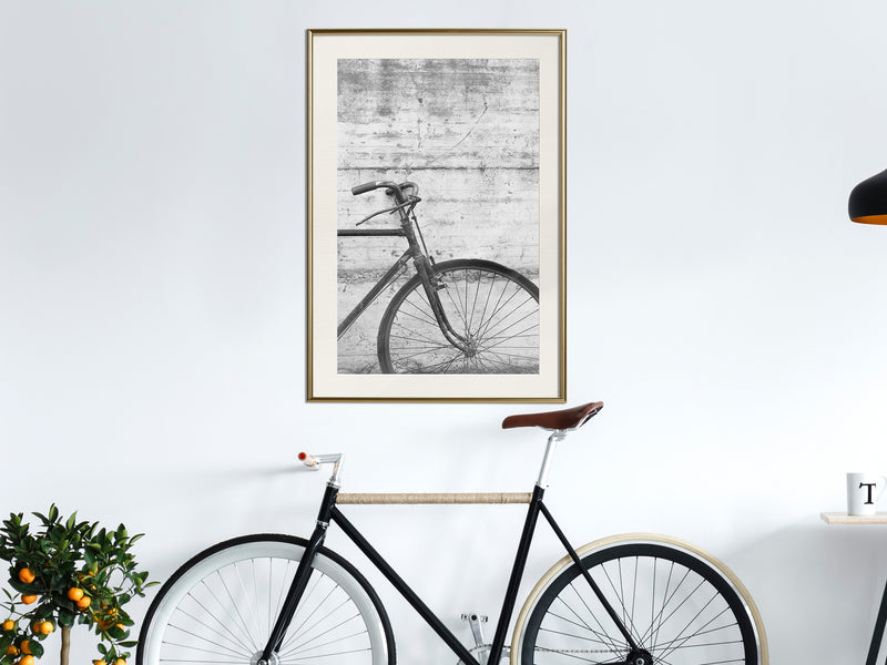 Poster - Bicycle Leaning Against the Wall  - goud passepartout